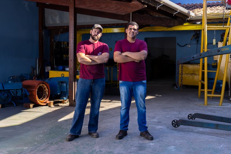 Técnico da JM Dias realizando manutenção de motor na oficina